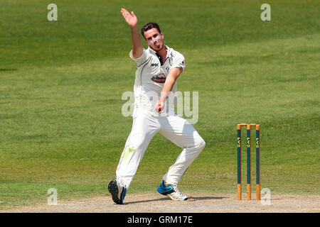 Jack Shantry bowling en action pour le Worcestershire - Worcestershire LA CCC vs Essex CCC - LV County Championship Division Two à Cricket New Road, Worcester - 19/05/14 Banque D'Images