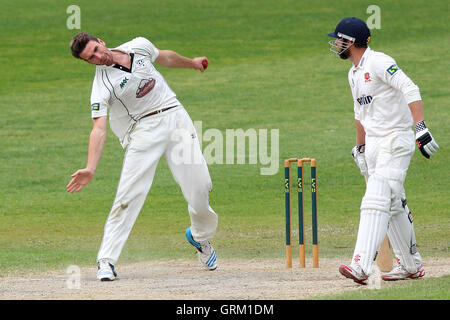 Jack Shantry bowling en action pour le Worcestershire - Worcestershire LA CCC vs Essex CCC - LV County Championship Division Two à Cricket New Road, Worcester - 20/05/14 Banque D'Images