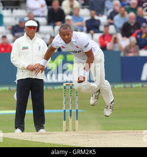 Tymal Mills dans bowling d'Essex Essex action - CCC contre l'Angleterre - LV Défi à l'Essex County Ground, Chelmsford - 02/07/13 Banque D'Images