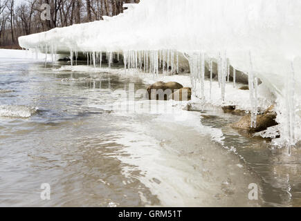 Du côté de la rivière de fusion banc au printemps dégeler, formant les glaçons. Banque D'Images
