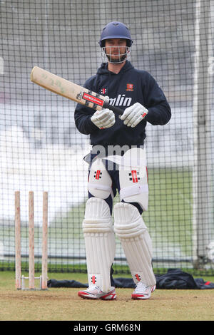 James Foster d'Essex se prépare pour la pratique net - Essex LA CCC vs Middlesex CCC - Friendly match de cricket l'Essex County Ground, Chelmsford, Essex - 22/03/13 Banque D'Images