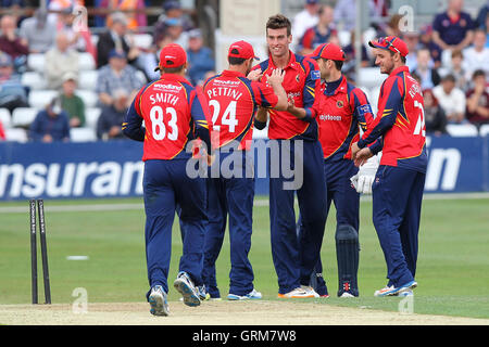 Reece Topley d'Essex (C) est félicité sur le guichet de Ben Stokes - Essex Eagles vs Dynamos Durham - Yorkshire Bank YB40 Cricket au sol, Chelmsford Essex County - 13/08/13 Banque D'Images