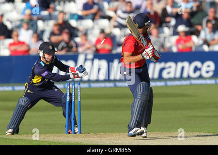 Ravi Bopara d'Essex est joué par Danny Briggs - Essex Eagles vs Hampshire Royals - Yorkshire Bank YB40 Cricket au sol, Chelmsford Essex County - 03/05/13 Banque D'Images