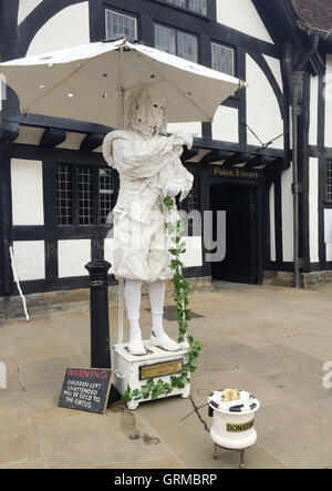 John Jarvis, 62 ans, près de Christopher Poel Jewellery, rue Meer, Stratford-upon-Avon, Warwickshire, où trois araignées masquées ont été confrontées à l'artiste de rue habillé comme un fantôme shakespearien. Banque D'Images