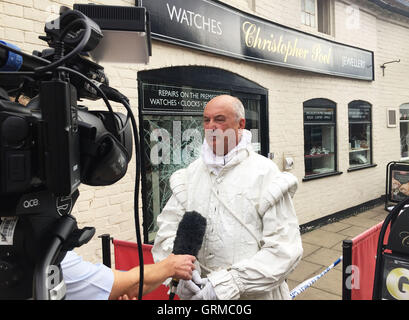 John Jarvis, 62 ans, devant Christopher Poel Jewellery, rue Meer, Stratford-upon-Avon, Warwickshire, où trois araignées masquées ont été confrontées à l'artiste de rue habillé comme le fantôme de Shakespeare. Banque D'Images