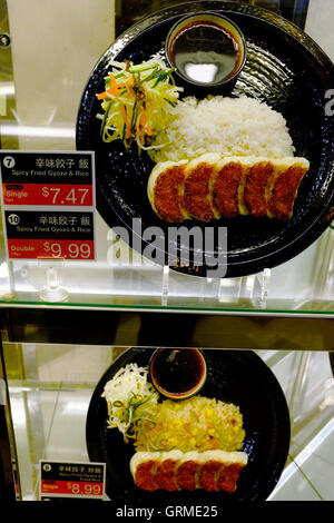 Des échantillons d'aliments en plastique s'affichent dans la fenêtre d'un restaurant japonais.Manhattan, New York City, USA Banque D'Images