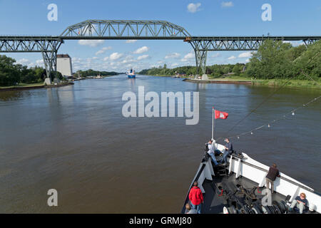 Brise-glace à vapeur 'Stettin' sur sa façon de Hambourg à Kiel, viaduc ferroviaire Hochdonn, Canal de Kiel, Allemagne Banque D'Images