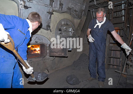 Chauffeurs à pelleter du charbon dans la chaudière à vapeur 'Stettin, brise-glace' sur sa façon de Hambourg à Kiel, Schleswig-Holstein, Allemagne Banque D'Images