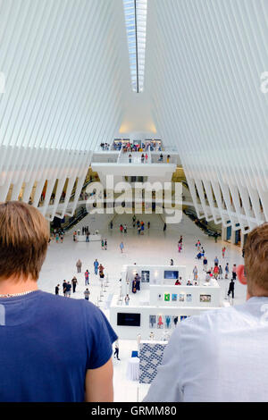 Les visiteurs profiter de la vue du World Trade Center Westfield Mall à Oculus,Lower Manhattan, New York City, USA Banque D'Images
