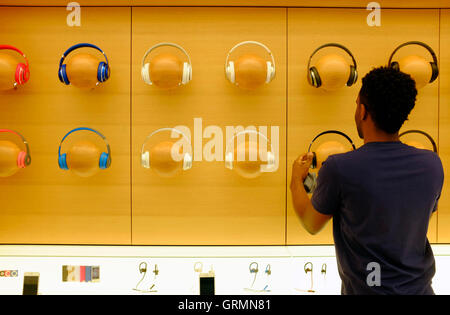 Un travailleur magasin organiser l'affichage casque dans l'Apple Store à l'intérieur de l'Oculus, le World Trade Center Transportation Hub,New York,USA Banque D'Images