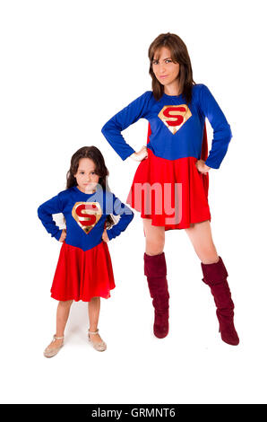 Mère et fille heureux d'interagir ensemble, les deux habillés en costumes de superman avec jupes rouge blanc fond studio, tous Banque D'Images