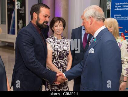 Le Prince de Galles (à droite) rencontre Evening Standard propriétaire Evgeny Lebedev (à gauche) et Dame Mary Archer (centre) à l'Evening Standard, Londres 1000 célèbre les progrès les plus influentes de 2016, au Musée des sciences de Londres. Banque D'Images