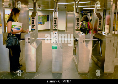 Les passagers passant les tourniquets à l'entrée du métro à Oculus dans le World Trade Center Transportation Hub,New York City, USA Banque D'Images