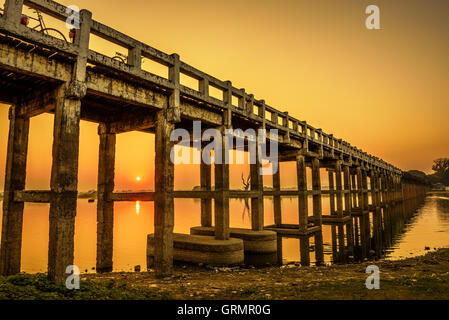 Coucher de soleil sur le pont U Bein en bois historique près de Mandalay en Birmanie. Longue exposition. Banque D'Images