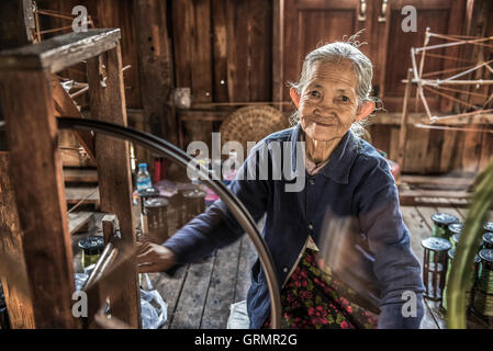 Femme tisse dans une usine de tissage de tissus sur le lac Inle Banque D'Images