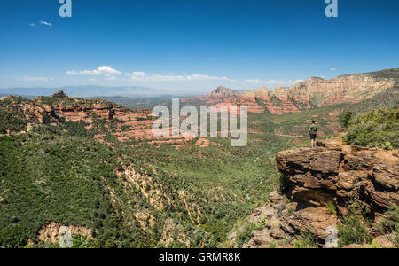 Randonneur debout à la Schnebly Hill Vista donnent sur près de Sedona, Arizona Banque D'Images