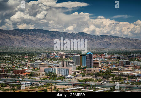 Tucson Skyline et de montagnes de Santa Catalina Park Pic Sentinel, Tucson, Arizona, USA Banque D'Images