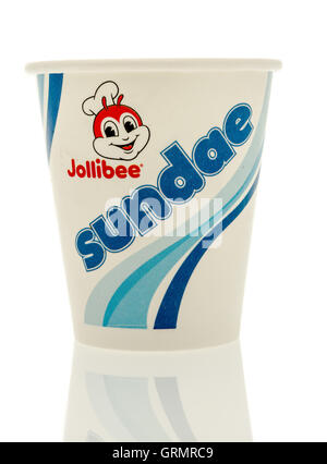 Winneconne, WI - 30 août 2016 : sundae Jollibee tasse sur un fond isolé. Banque D'Images