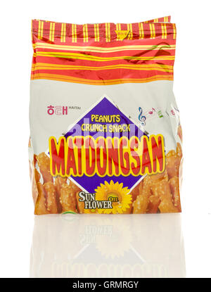 Winneconne, WI - 30 août 2016 : Sac d'Matdongsan Haitai arachides crunch snack sur un fond isolé. Banque D'Images