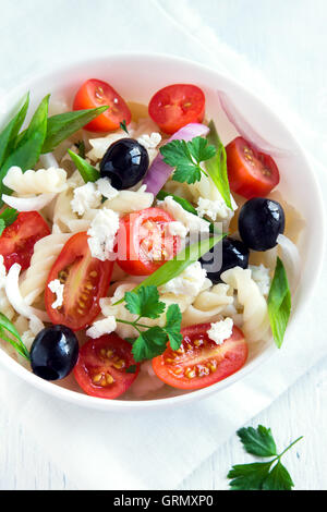 Salade de légumes, olives et feta sur fond blanc Banque D'Images