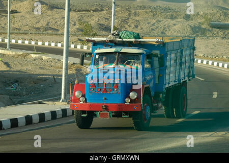 Vieux camion avec des gens d'arabie sur la route de l'Égypte Banque D'Images