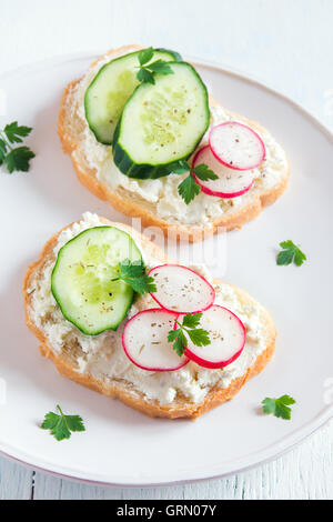 Des sandwichs végétariens à base de ricotta et légumes frais Banque D'Images