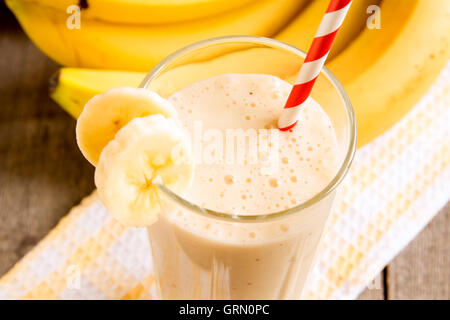 Smoothie banane sur fond de bois Banque D'Images