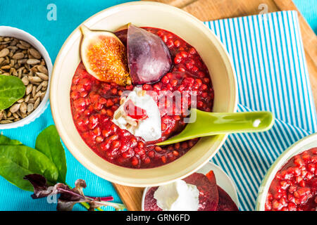 La betterave et le sarrasin risotto avec salade verte, fromage de chèvre doux et graines de tournesol Banque D'Images