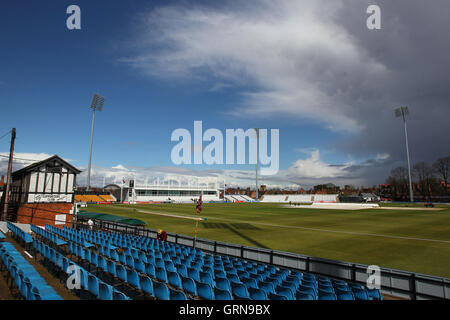 Vue générale que la pluie s'arrête après le déjeuner - Northamptonshire LA CCC vs Essex CCC - LV County Championship Division Two de cricket au sol, comté de Northampton - 18/04/13 Banque D'Images