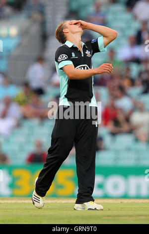 Frustration pour Thomas Curran, de Surrey, Surrey Lions contre l'Essex Eagles - Yorkshire Bank YB40 Cricket au Kennington Oval, Kia, Londres - 02/08/13 Banque D'Images