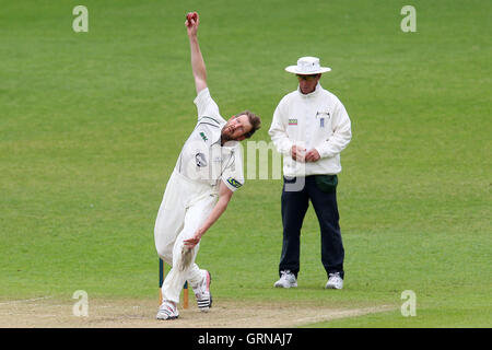 Alan Richardson dans bowling action pour le Worcestershire - Worcestershire LA CCC vs Essex CCC - LV County Championship Division Two à Cricket New Road, Worcester - 30/05/13 Banque D'Images