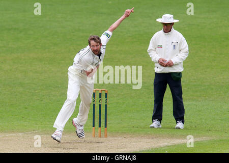 Alan Richardson dans bowling action pour le Worcestershire - Worcestershire LA CCC vs Essex CCC - LV County Championship Division Two à Cricket New Road, Worcester - 30/05/13 Banque D'Images