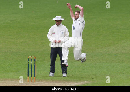 Alan Richardson dans bowling action pour le Worcestershire - Worcestershire LA CCC vs Essex CCC - LV County Championship Division Two à Cricket New Road, Worcester - 30/05/13 Banque D'Images