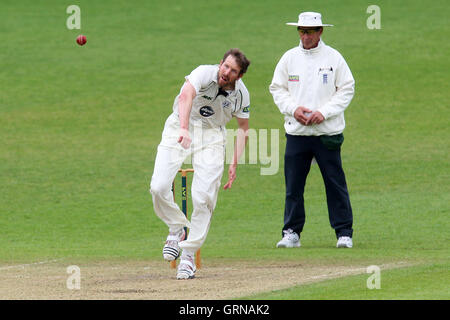 Alan Richardson dans bowling action pour le Worcestershire - Worcestershire LA CCC vs Essex CCC - LV County Championship Division Two à Cricket New Road, Worcester - 30/05/13 Banque D'Images