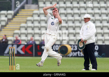 Jack Shantry bowling en action pour le Worcestershire - Worcestershire LA CCC vs Essex CCC - LV County Championship Division Two à Cricket New Road, Worcester - 30/05/13 Banque D'Images