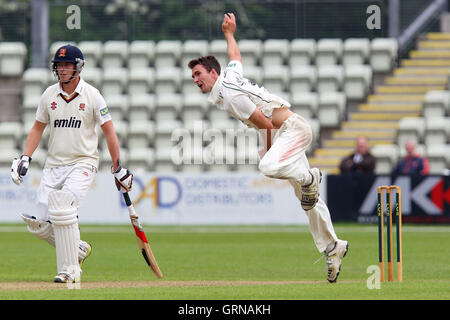 Jack Shantry bowling en action pour le Worcestershire - Worcestershire LA CCC vs Essex CCC - LV County Championship Division Two à Cricket New Road, Worcester - 30/05/13 Banque D'Images