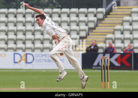 Jack Shantry bowling en action pour le Worcestershire - Worcestershire LA CCC vs Essex CCC - LV County Championship Division Two à Cricket New Road, Worcester - 30/05/13 Banque D'Images