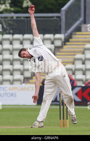 Jack Shantry bowling en action pour le Worcestershire - Worcestershire LA CCC vs Essex CCC - LV County Championship Division Two à Cricket New Road, Worcester - 30/05/13 Banque D'Images