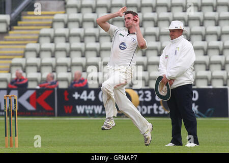 Jack Shantry bowling en action pour le Worcestershire - Worcestershire LA CCC vs Essex CCC - LV County Championship Division Two à Cricket New Road, Worcester - 30/05/13 Banque D'Images