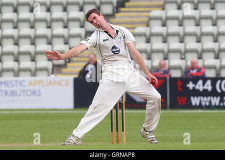 Jack Shantry bowling en action pour le Worcestershire - Worcestershire LA CCC vs Essex CCC - LV County Championship Division Two à Cricket New Road, Worcester - 30/05/13 Banque D'Images