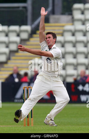 Jack Shantry bowling en action pour le Worcestershire - Worcestershire LA CCC vs Essex CCC - LV County Championship Division Two à Cricket New Road, Worcester - 30/05/13 Banque D'Images