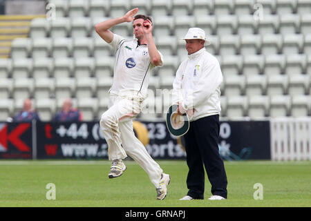 Jack Shantry bowling en action pour le Worcestershire - Worcestershire LA CCC vs Essex CCC - LV County Championship Division Two à Cricket New Road, Worcester - 30/05/13 Banque D'Images