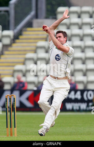 Jack Shantry bowling en action pour le Worcestershire - Worcestershire LA CCC vs Essex CCC - LV County Championship Division Two à Cricket New Road, Worcester - 30/05/13 Banque D'Images