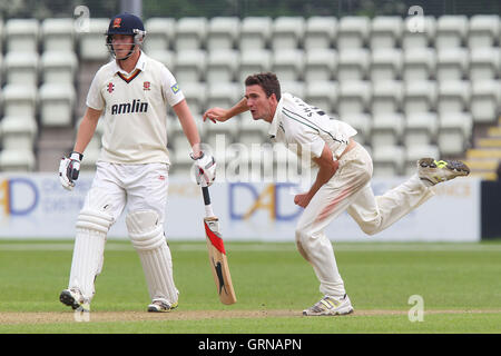 Jack Shantry bowling en action pour le Worcestershire - Worcestershire LA CCC vs Essex CCC - LV County Championship Division Two à Cricket New Road, Worcester - 30/05/13 Banque D'Images