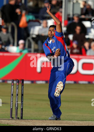 Dans Kaneria danois action bowling d'Essex - Essex Eagles vs Hampshire Hawks - NatWest Pro 40 une Division de Ford County Cricket Ground, Chelmsford - 03/09/09 Banque D'Images