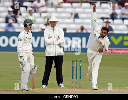 Dans Kaneria danois action bowling d'Essex - Essex LA CCC vs Leicestershire CCC - LV County Championship au Ford Comté Rez, Chelmsford, Essex - 22/05/08 Banque D'Images