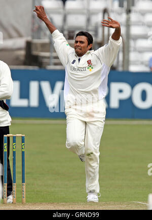 Dans Kaneria danois action bowling d'Essex - Essex LA CCC vs Leicestershire CCC - LV County Championship au Ford Comté Rez, Chelmsford, Essex - 22/05/08 Banque D'Images