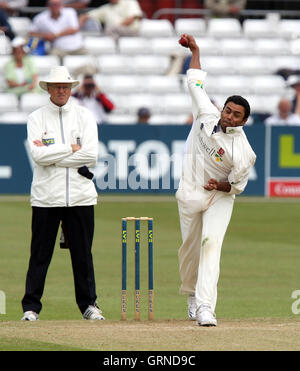 Dans Kaneria danois action bowling d'Essex - Essex LA CCC vs Leicestershire CCC - LV County Championship au Ford Comté Rez, Chelmsford, Essex - 22/05/08 Banque D'Images