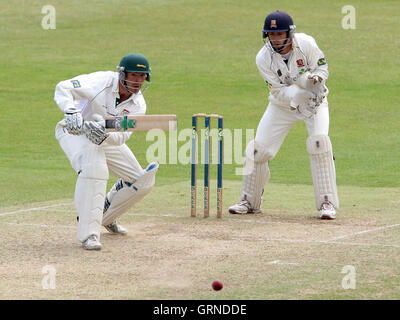 James Foster d'Essex peuvent seulement regarder comme Paul Nixon de Leics ajoute à son score - Essex LA CCC vs Leicestershire CCC - LV County Championship au Ford Comté Rez, Chelmsford, Essex - 23/05/08 Banque D'Images