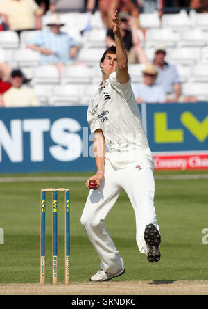 Steven Finn à bowling action pour la CCC vs Essex - Middlesex Middlesex CCC - LV County Championship au Ford Comté Rez, Chelmsford, Essex - 09/05/08 Banque D'Images